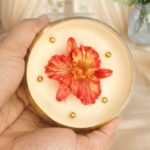 Hibiscus in a round urli